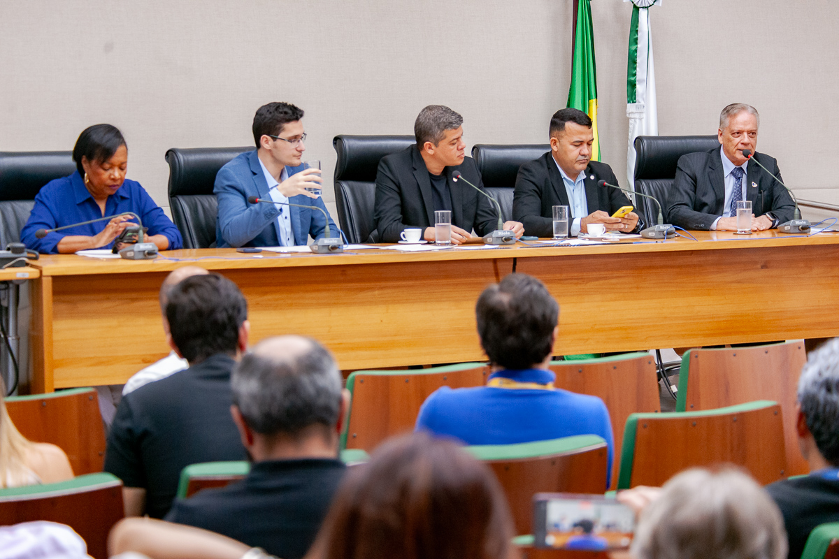 Audiência Públida da Comissão de Desenvolvimento Econômico Sustentável, Ciência, Tecnologia, Meio Ambiente e Turismo (CDESCTMAT) destinada à arguição e apreciação da recondução do Senhor Vinicius Fuzeira de Sá e Benevides ao cargo de Diretor da Agência Reguladora de Águas, Energia e Saneamento Básico do Distrito Federal (ADASA)